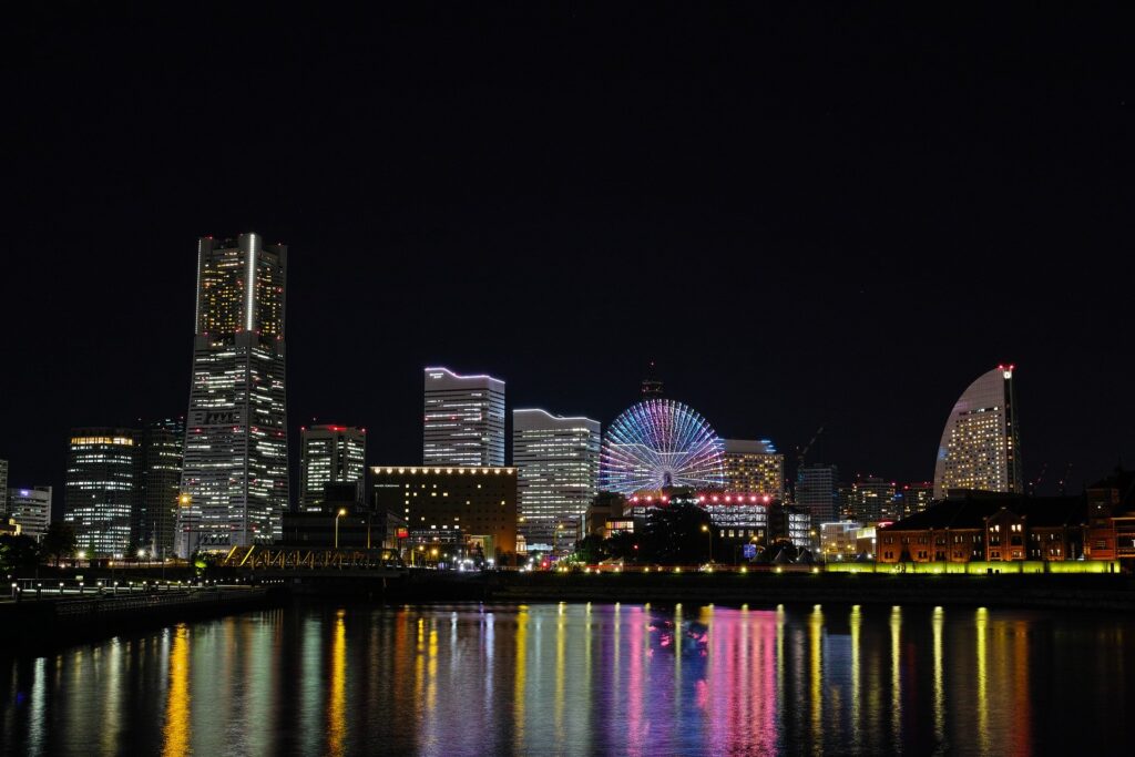 横浜・みなとみらいの夜景、観覧車と高層ビル群が水面に映る風景
Night view of Yokohama Minato Mirai with a Ferris wheel and skyscrapers reflected on the water